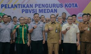 Plt Wali Kota Medan Aulia Rachman foto bersama dengan pengurus PBVSI Medan seusai dilantik. BP/erwan