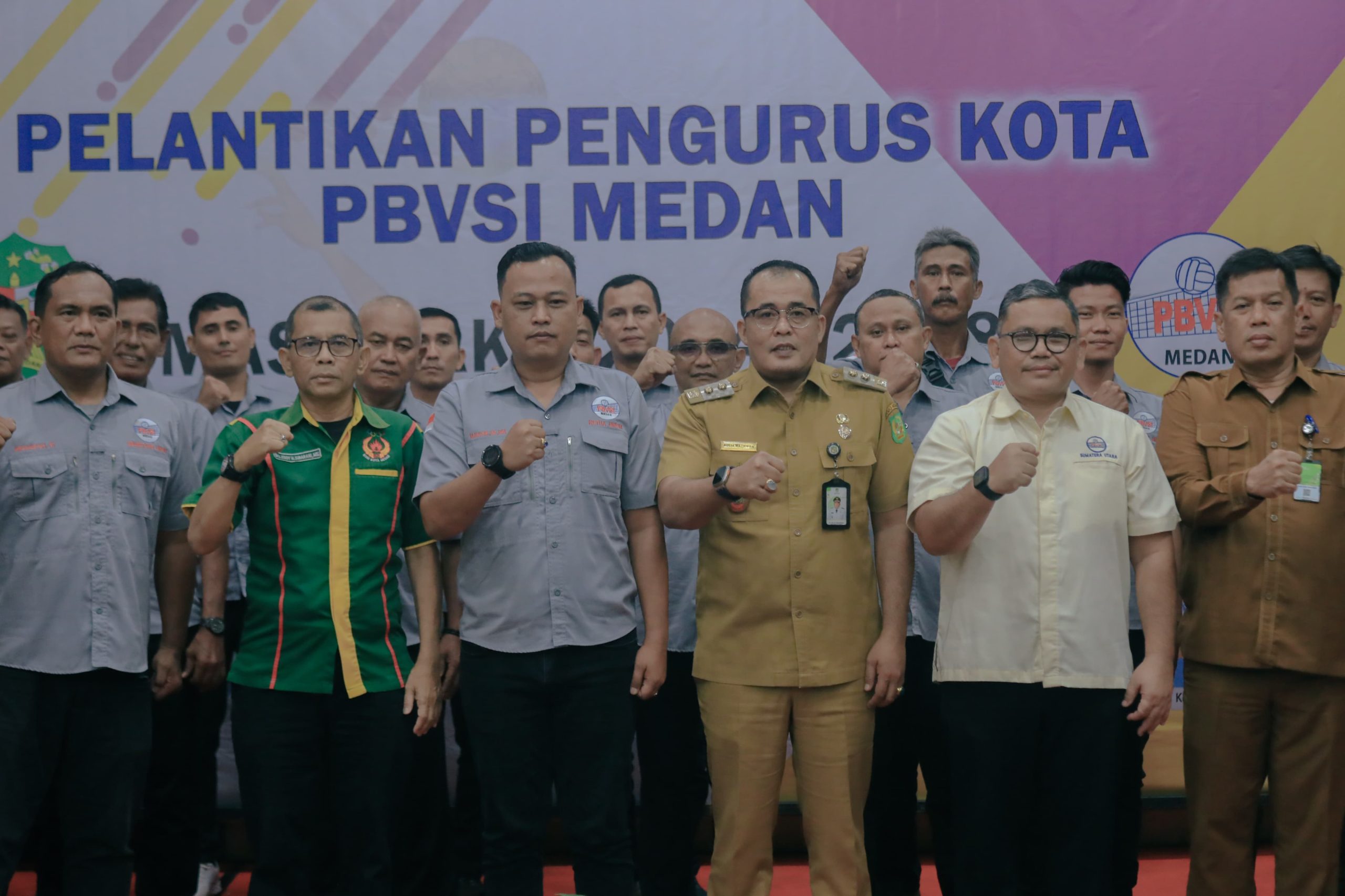Plt Wali Kota Medan Aulia Rachman foto bersama dengan pengurus PBVSI Medan seusai dilantik. BP/erwan