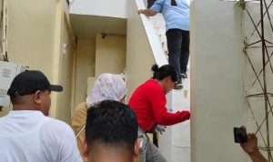 Ratu Entok pakai baju merah ketika di Markas Polda Sumut.(Istimewa).
