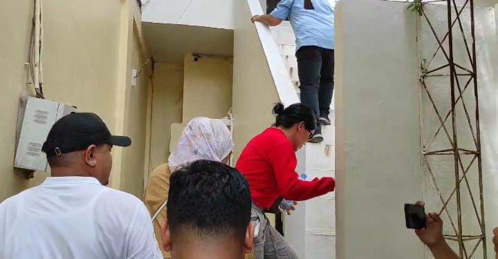 Ratu Entok pakai baju merah ketika di Markas Polda Sumut.(Istimewa).