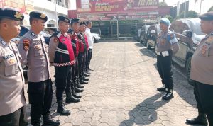 Anggota Polri melakukan penjagaan kantor Bawaslu dan KPU Sumut.(Istimewa).