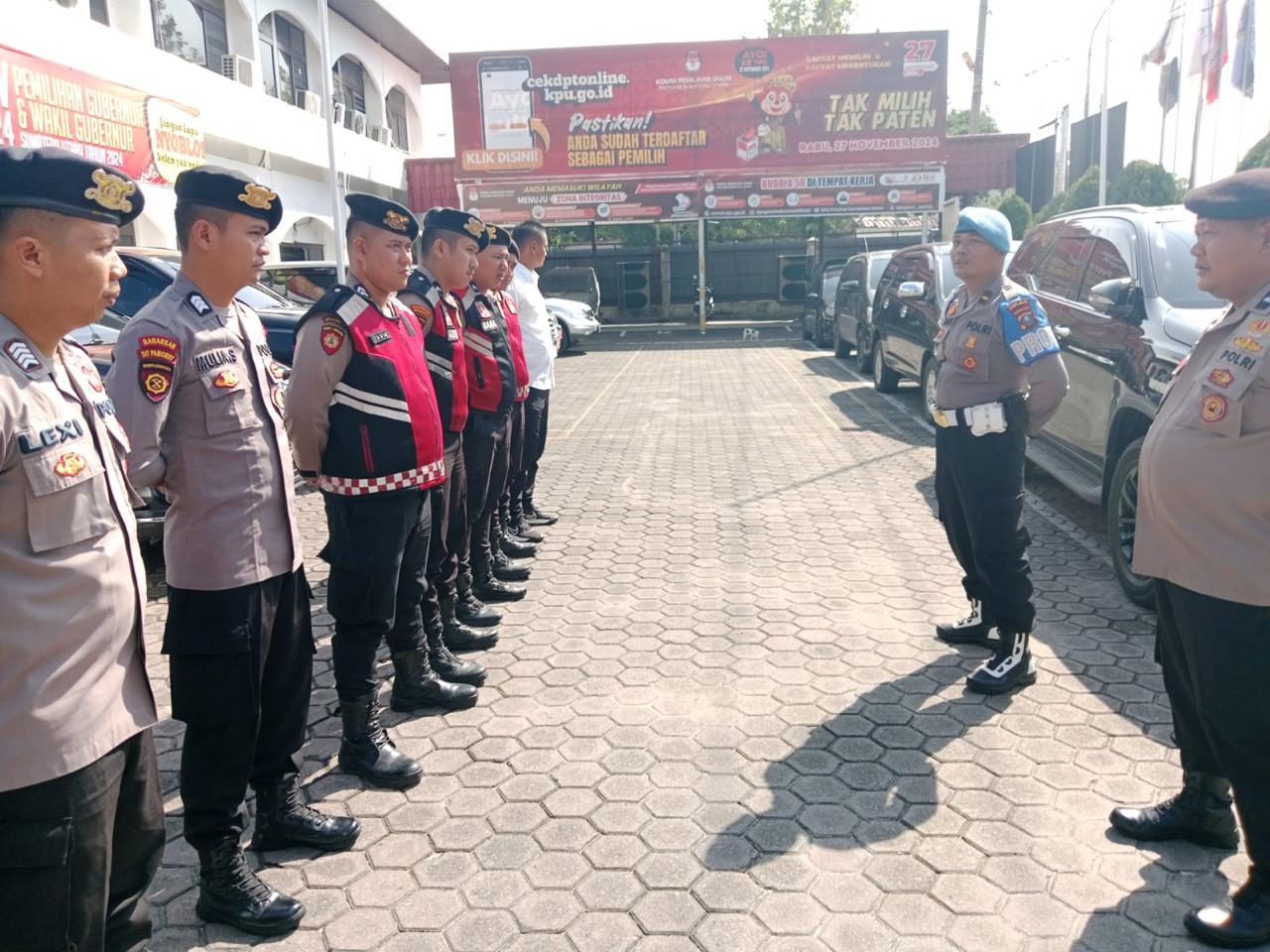 Anggota Polri melakukan penjagaan kantor Bawaslu dan KPU Sumut.(Istimewa).