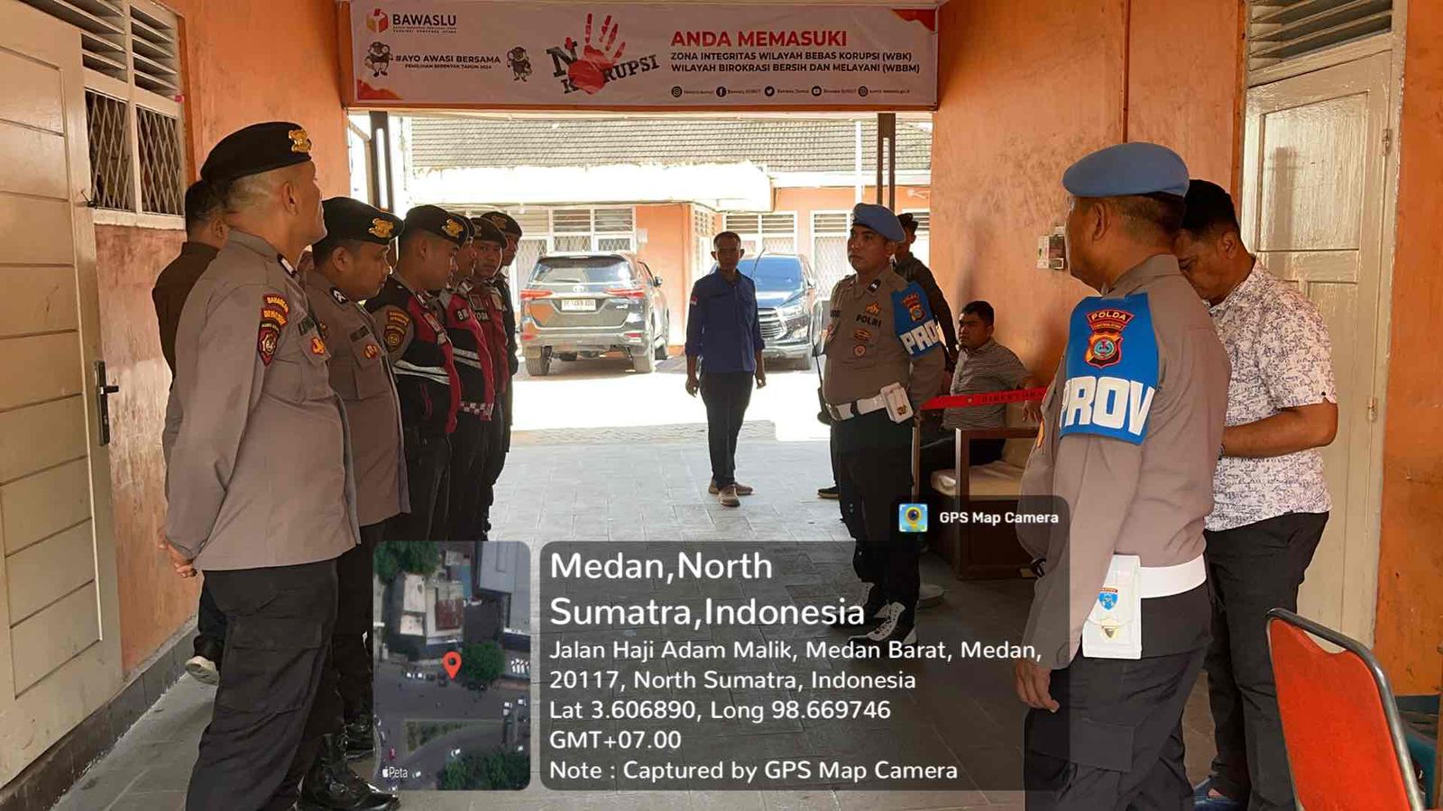 Tim Propam Polda Sumut mengecek kesiapan anggota yang berjaga di kantor Bawaslu Sumut.(Istimewa).