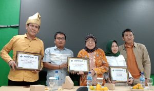 Leriadi selaku Ketua Redaksi Pelaksana Diskusi Nasional " Indonesia : Darurat Ibu Negera " Memberikan Cendramata kepada para Narasumber Indra J Piliang ( Pengamat Politik), Herawati Tarigan ( Akademisi) dan Lili Erawati ( Aktifis 98 / Ketum Manifes 98 ) didampingi Achmad Ismail Selaku Moderator