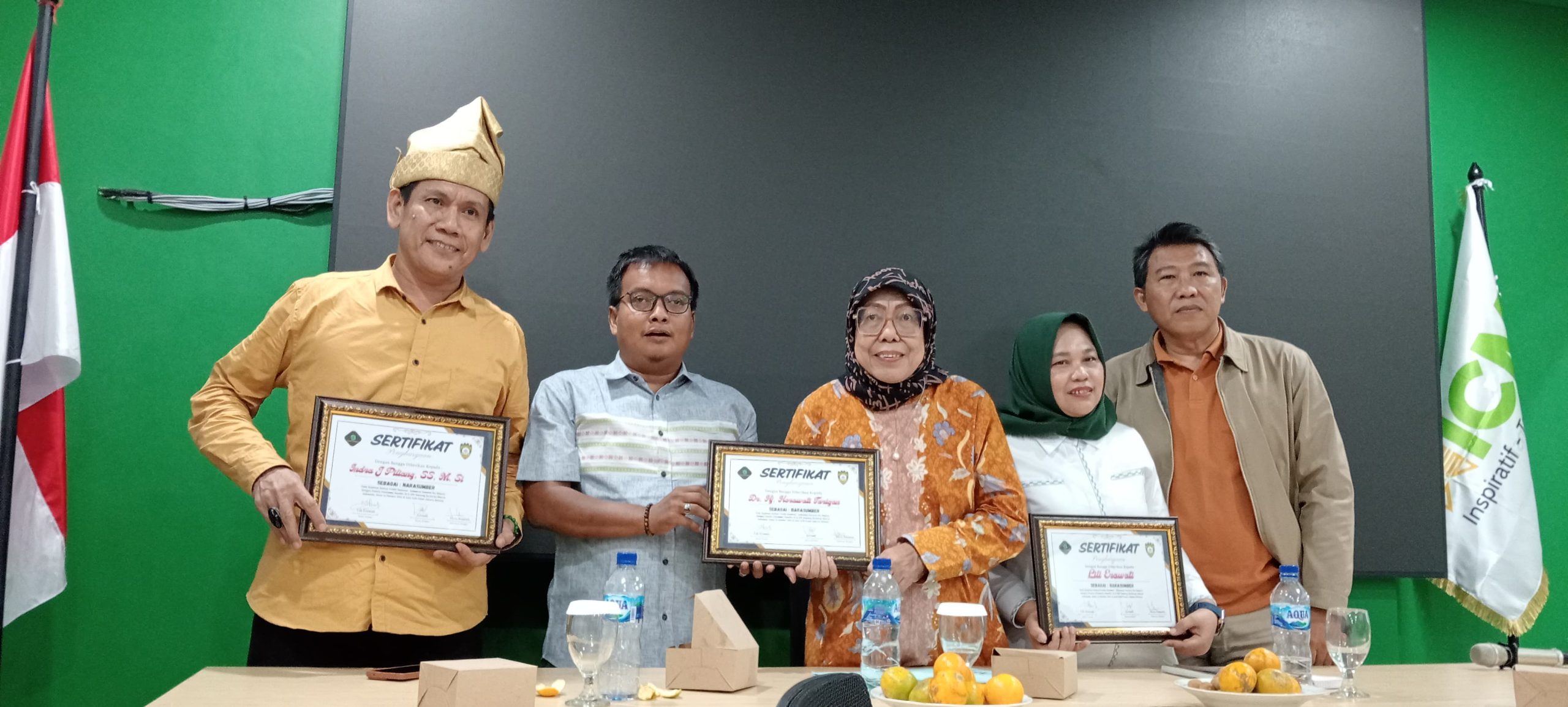 Leriadi selaku Ketua Redaksi Pelaksana Diskusi Nasional " Indonesia : Darurat Ibu Negera " Memberikan Cendramata kepada para Narasumber Indra J Piliang ( Pengamat Politik), Herawati Tarigan ( Akademisi) dan Lili Erawati ( Aktifis 98 / Ketum Manifes 98 ) didampingi Achmad Ismail Selaku Moderator