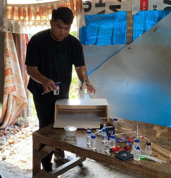 Petugas kepolisian mengamankan barang bukti alat hisap sabu (bong).(Istimewa).
