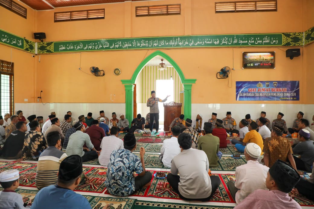 Wakapolda Sumut Brigjen Pol Rony memberikan sambutan dalam kegiatan Jumat curhat di Masjid Al Jami, Kecamatan STM Hulu, Kabupaten Deliserdang.(Istimewa).
