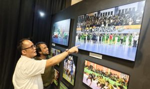 Plt Wali Kota Medan Aulia Rachman saat melihat pameran foto PON XXI Aceh-Sumut 2024. BP/ist