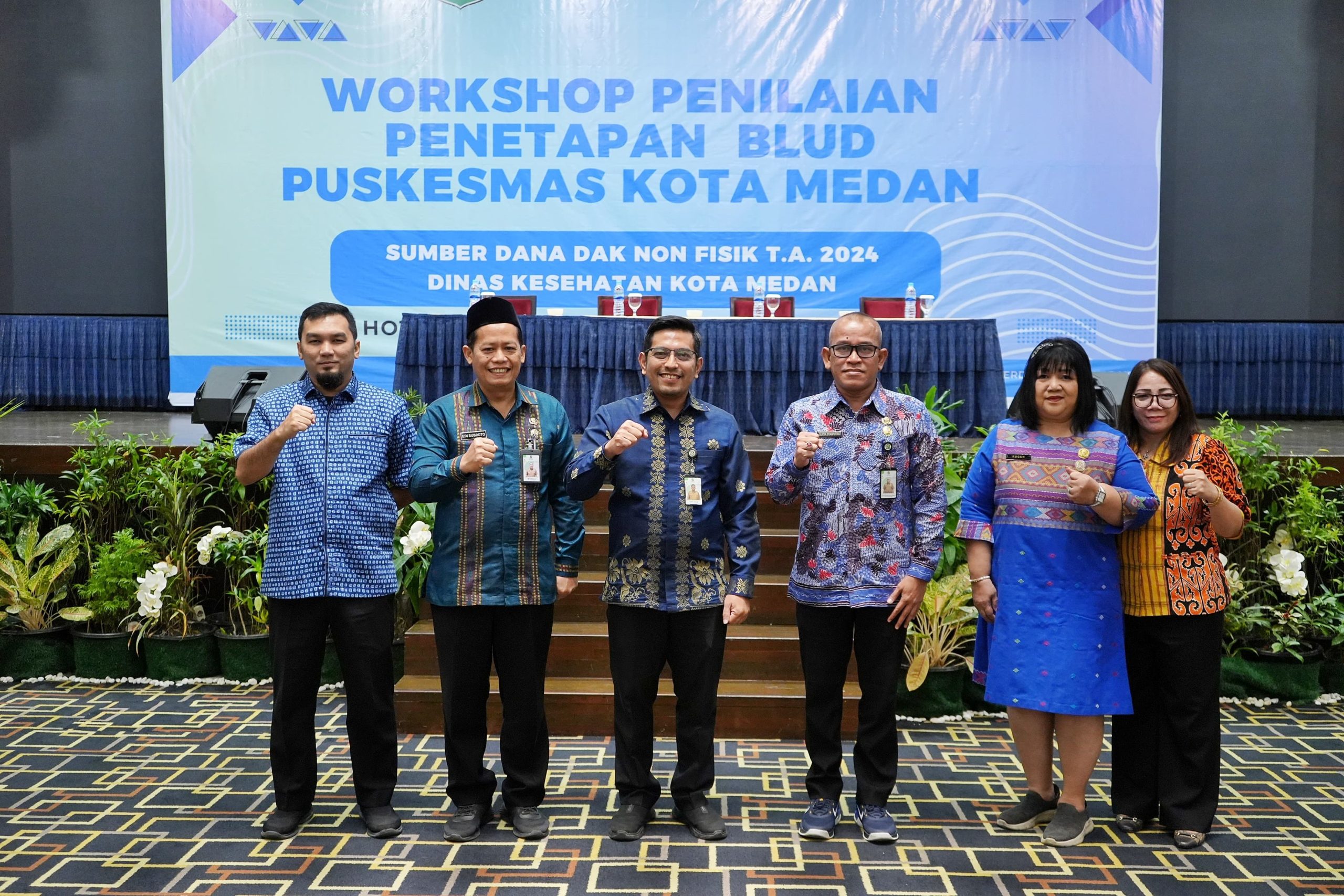 Asisten Administrasi Umum Setda Kota Medan Ferri Ichsan foto bersama saat acara Workshop. BP/erwan