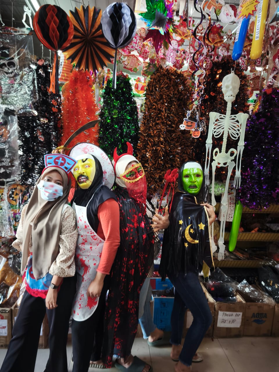 Toko Acai Jaya menjual aksesoris/kostum seram terlengkap menyambut perayaan Halloween Day 2024.BP/erwan
