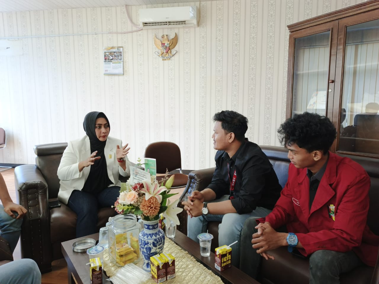 Anggota DPRD Kota Medan, Lailatul Badri saat menerima pengurus Pimpinan Cabang (PC) Ikatan Mahasiswa Muhammadiyah (IMM) Hukum UMSU, Selasa (22/10).BP/ist