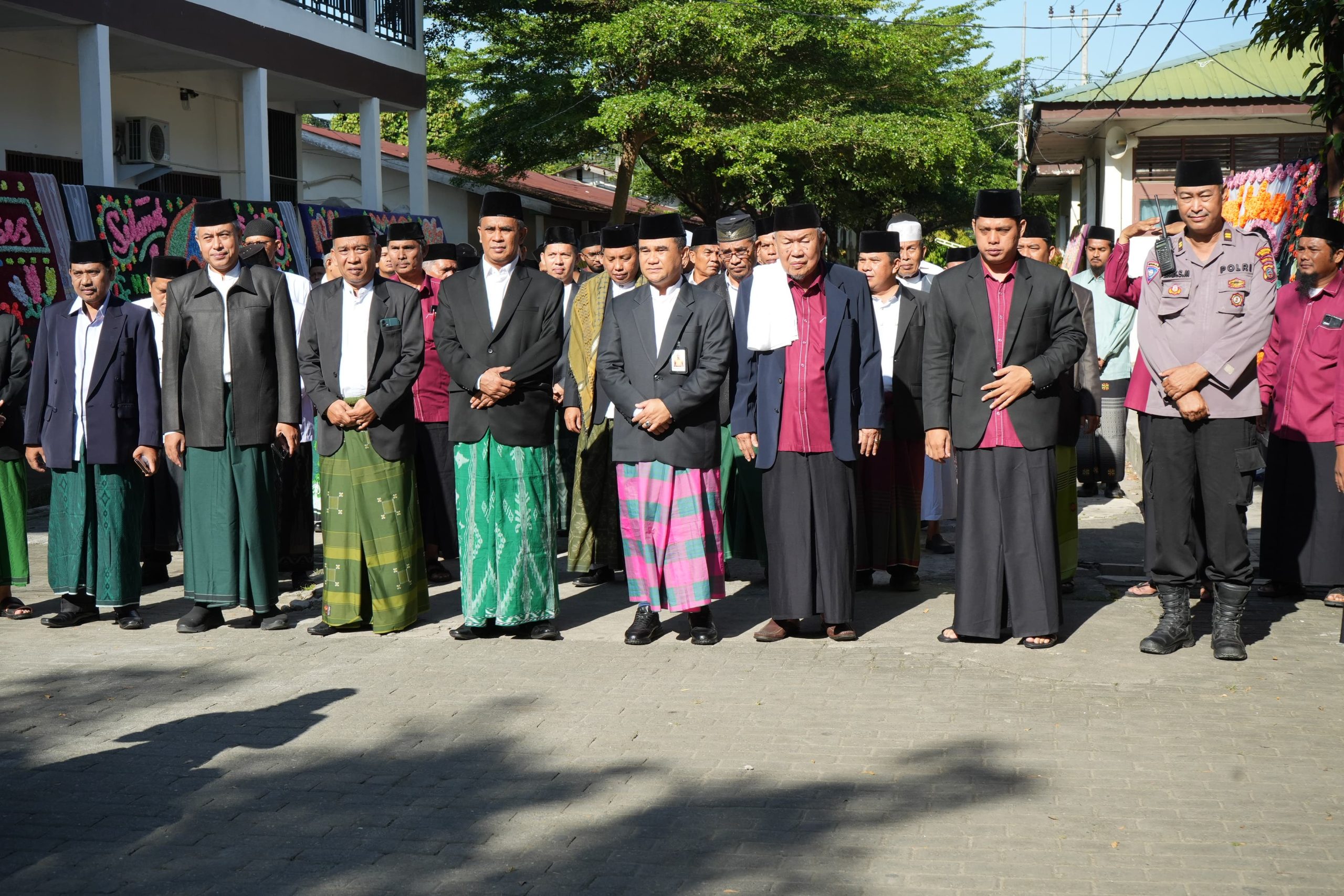 Asisten Pemerintahan dan Kesejahteraan Rakyat Setda Kota Medan M Sofyan saat foto bersama. BP/erwan