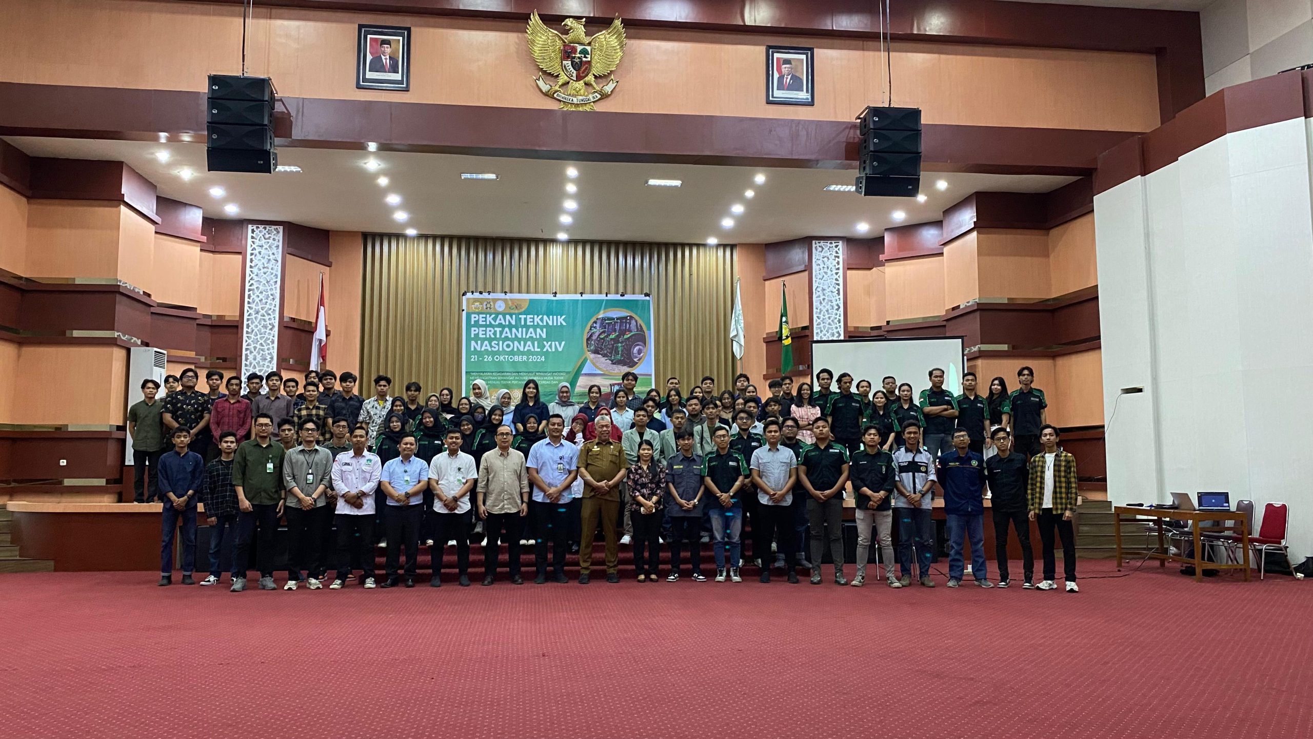 Kadis Ketahanan Pangan Pertanian dan Perikanan (DKP3) Kota Medan Gelora KP Ginting foto bersama usai acara. BP/erwan