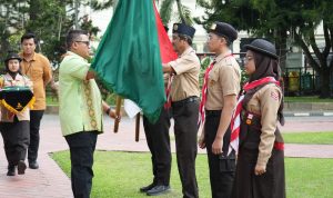 Pj Sekda Kota Medan Topan Ginting saat melepas Kontingen Kwarcab Gerakan Pramuka Kota Medan. BP/erwan