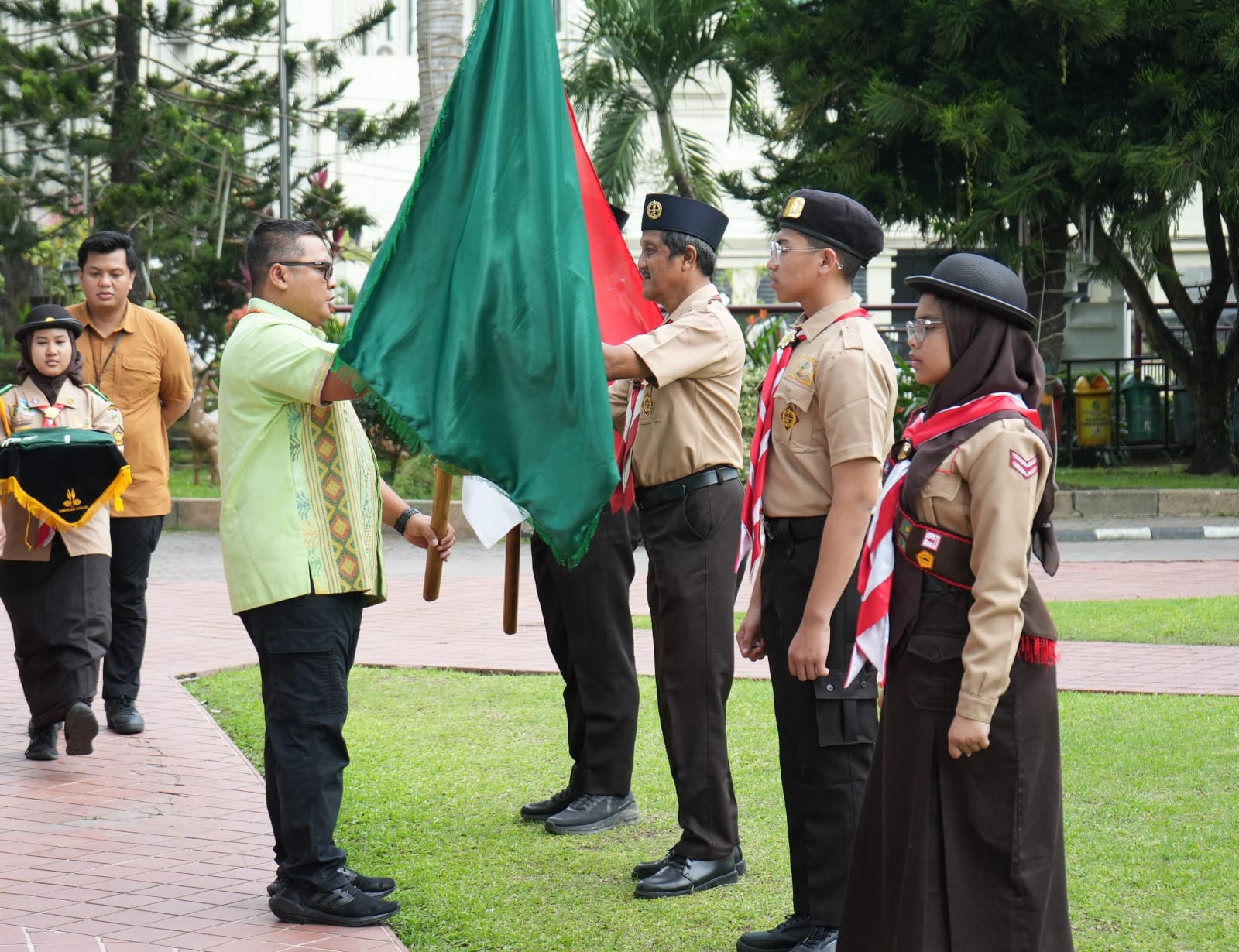 Pj Sekda Kota Medan Topan Ginting saat melepas Kontingen Kwarcab Gerakan Pramuka Kota Medan. BP/erwan