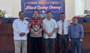 Anggota DPRD Medan Binsar Simarmata saat foto bersama. BP/erwan