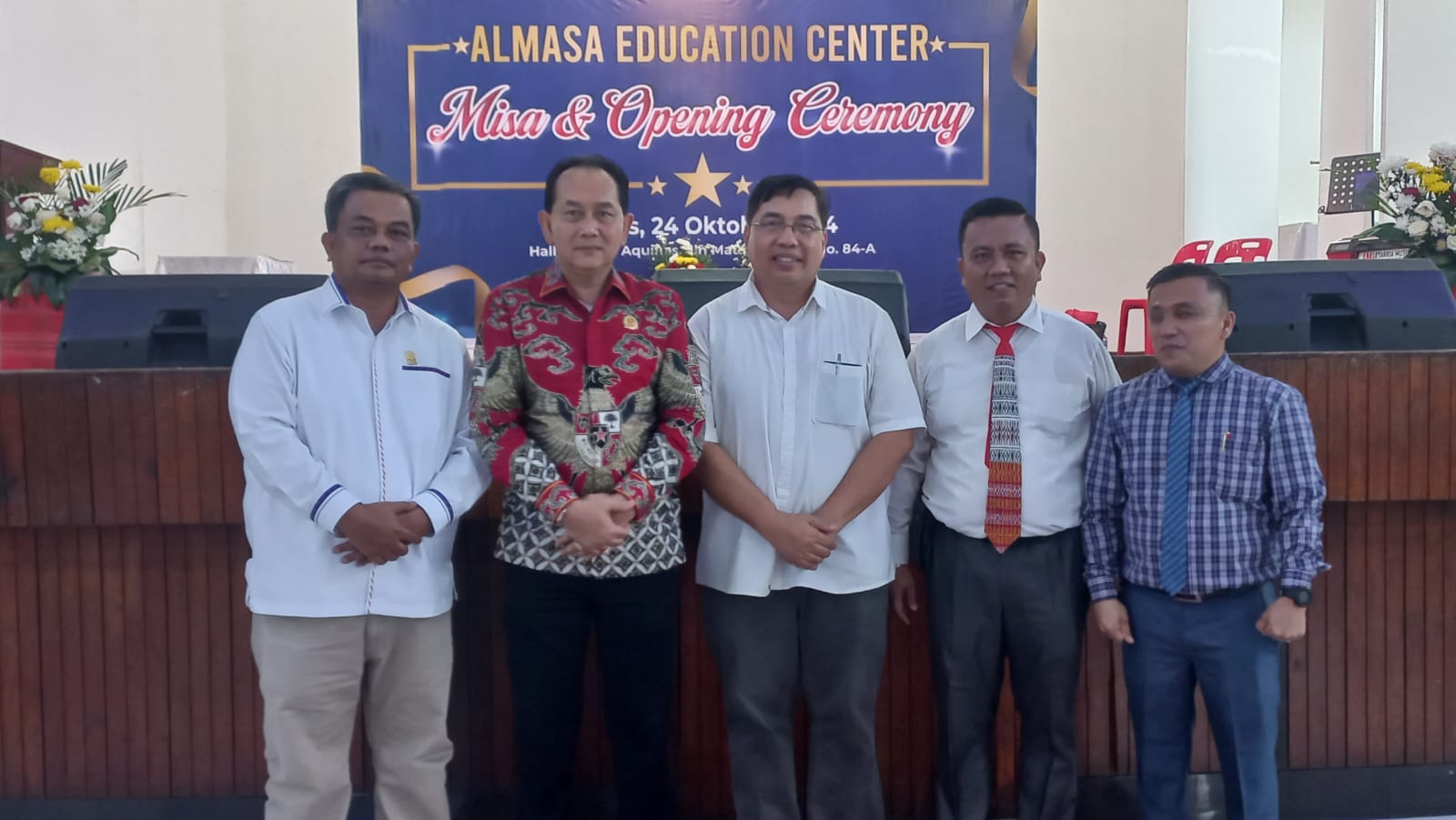 Anggota DPRD Medan Binsar Simarmata saat foto bersama. BP/erwan