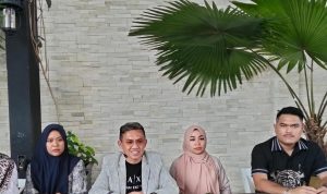 keluarga korban dan tim kuasa hukum ketika memberikan keterangan kepada awak media.(Istimewa).