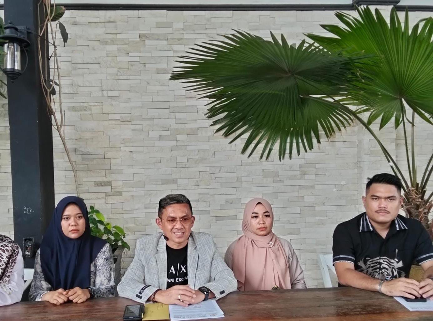 keluarga korban dan tim kuasa hukum ketika memberikan keterangan kepada awak media.(Istimewa).