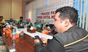 Perwakilan pengemudi ojek online saat menyampaikan aspirasi ke DPRD Medan. BP/erwan