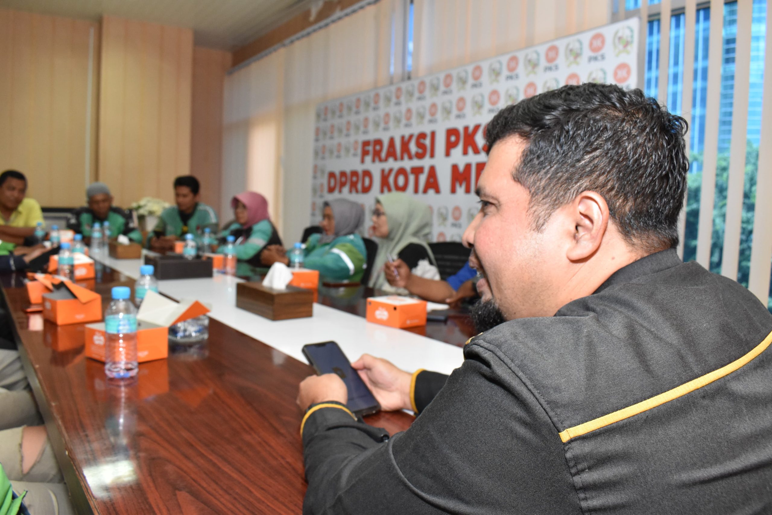 Perwakilan pengemudi ojek online saat menyampaikan aspirasi ke DPRD Medan. BP/erwan