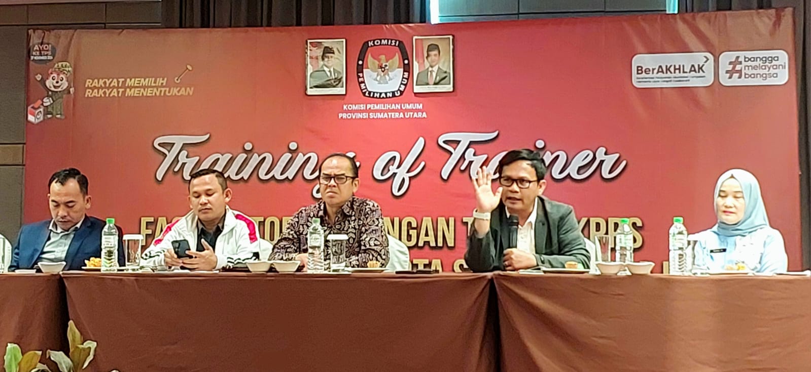 Ketua KPU Sumut Agus Arifin membuka kegiatan dengan narasumber Kordiv Teknis Raja Ahab dan Kordiv Logistik Kotaris Banurea dan Komisioner KPU Sumut Robby Efendy di Medan.(Istimewa).