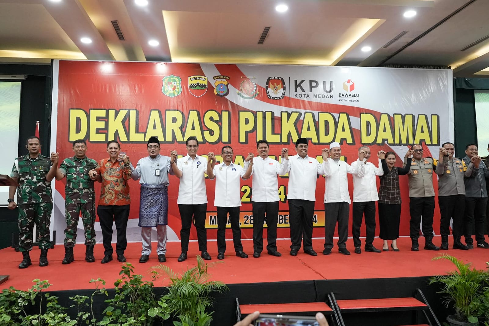 Wali Kota Medan Aulia Rachman foto bersama saat acara Deklarasi Pilkada Damai. BP/erwan