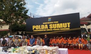Kapolda Sumut Irjen Pol Whisnu didamping oleh Direktur Reserse Narkoba, Kombes Pol Yemi dan Kabid Humas, Kombes Pol Hadi Wahyudi.(Istimewa).