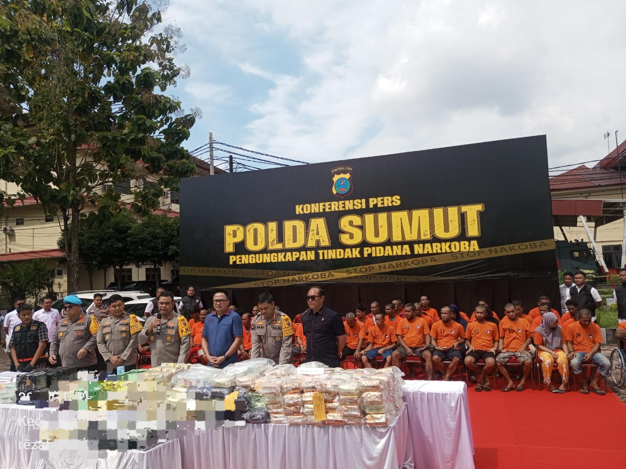 Kapolda Sumut Irjen Pol Whisnu didamping oleh Direktur Reserse Narkoba, Kombes Pol Yemi dan Kabid Humas, Kombes Pol Hadi Wahyudi.(Istimewa).