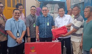Anggota DPRD Medan Zulkarnaen saat menyerahkan bantuan korban kebakaran. BP/erwan