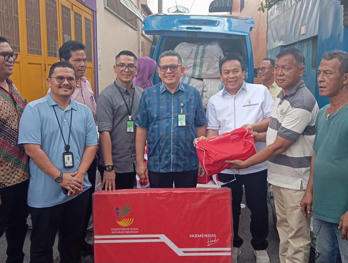 Anggota DPRD Medan Zulkarnaen saat menyerahkan bantuan korban kebakaran. BP/erwan