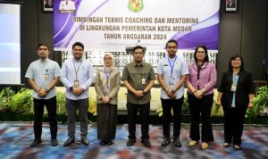 Asmum Setda Kota Medan Ferry Ichsan foto bersama saat acara Bimtek. BP/erwan