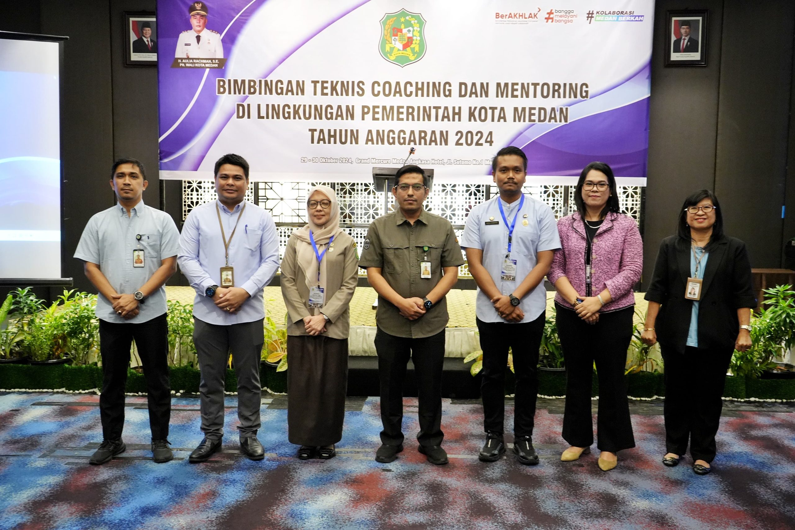 Asmum Setda Kota Medan Ferry Ichsan foto bersama saat acara Bimtek. BP/erwan