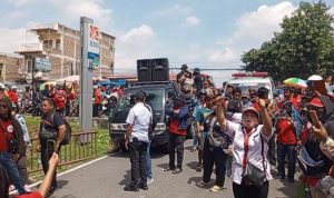 massa ketika melakukan aksi demontrasi di Markas Polda Sumut.(Istimewa).