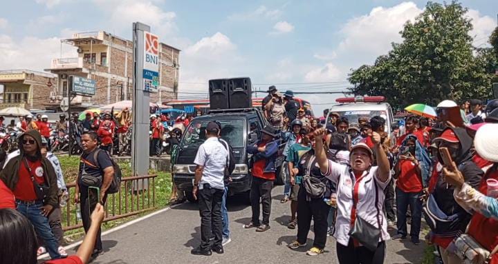 massa ketika melakukan aksi demontrasi di Markas Polda Sumut.(Istimewa).