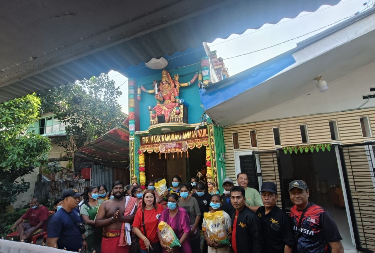 AMS XII Kota Medan Berbagi Kasih Salurkan Bantuan Beras untuk Umat Hindu di Polonia
