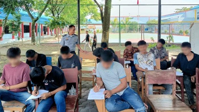33 Anak Binaan Lembaga Pembinaan Khusus Anak (LPKA) Kelas I Medan, di bawah naungan Kanwil Kemenkumham Sumut, tengah mengikuti Ujian Tengah Semester
