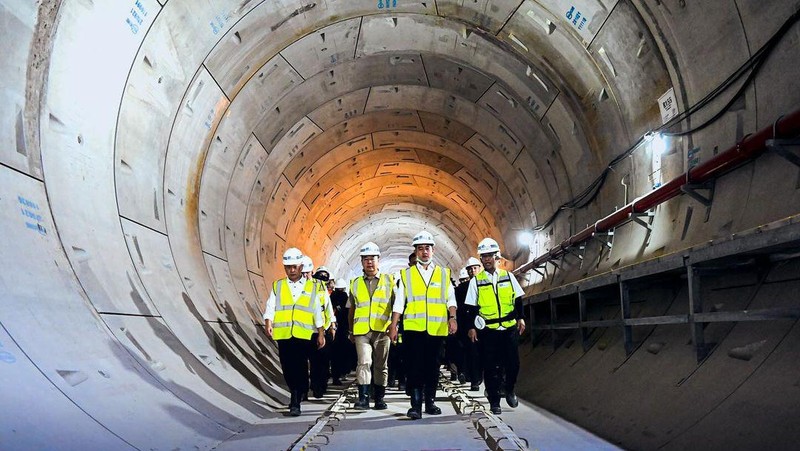 Wakil Presiden Gibran Rakabuming Tinjau Proyek MRT Fase 2 di Monas,
