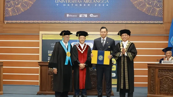 Agus Harimurti Yudhoyono (AHY), Menteri Agraria dan Tata Ruang/Badan Pertanahan Nasional (ATR/BPN), telah resmi menyandang gelar Doktor dari Universitas Airlangga (Unair)