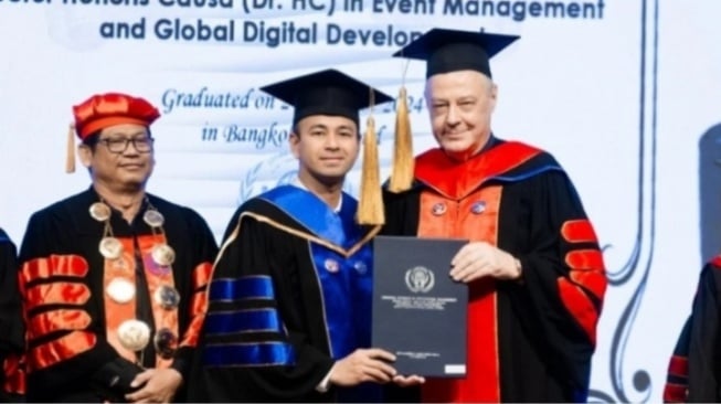 Raffi Ahmad terima gelar doktor
