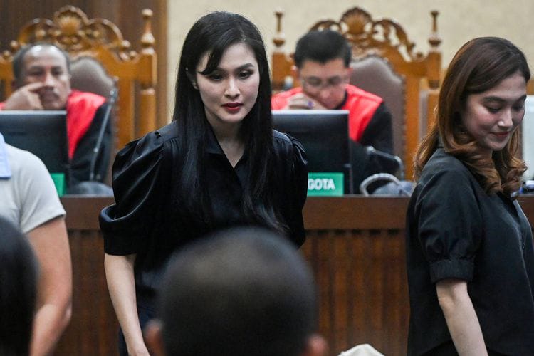 Aktris terkenal Sandra Dewi mengungkapkan fakta mengejutkan dalam persidangan terkait kasus dugaan korupsi tata niaga timah yang melibatkan suaminya