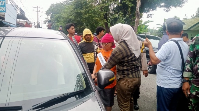 polisi menggelar rekonstruksi kasus pembunuhan yang melibatkan seorang dosen berinisial TS