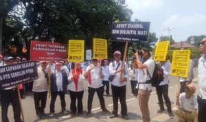 Lebih dari 500 dosen dan tenaga kependidikan (tendik) dari 35 Perguruan Tinggi Negeri Baru (PTNB) melakukan aksi demonstrasi