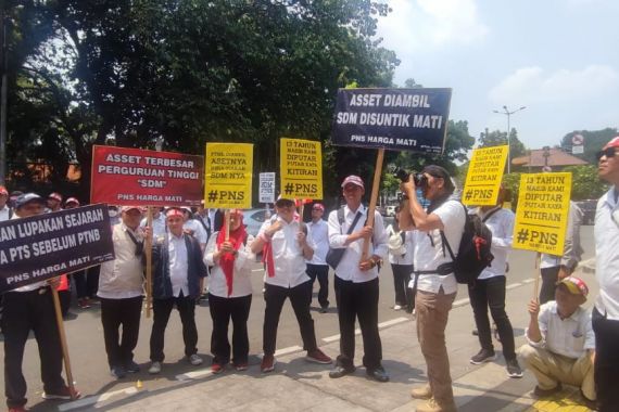Lebih dari 500 dosen dan tenaga kependidikan (tendik) dari 35 Perguruan Tinggi Negeri Baru (PTNB) melakukan aksi demonstrasi