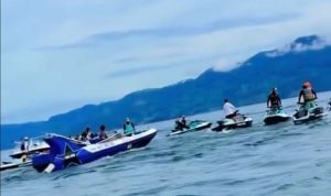 wisatawan asal Medan, Yondion Simanjuntak, saat sedang berlibur di Danau Toba, Kabupaten Samosir, Sumatera Utara