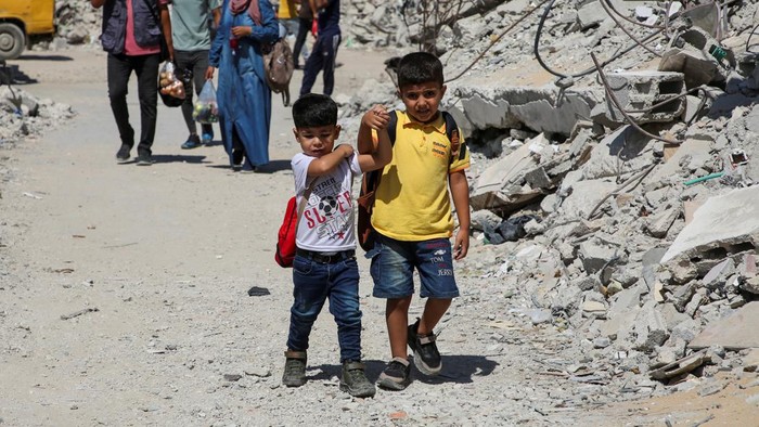 Israel menyerang gedung-gedung sekolah di Gaza, menewaskan hampir 100 orang, termasuk anak-anak