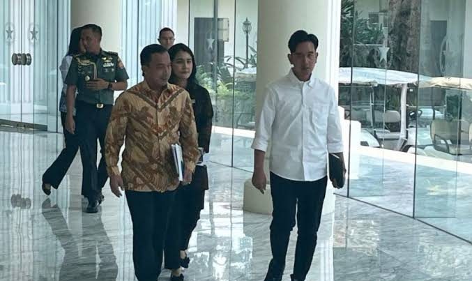 Wakil Presiden Gibran Rakabuming Raka bersama Menteri Kependudukan dan Pembangunan Keluarga/Kepala BKKBN Wihaji di Kantor Wakil Presiden RI, Jakarta, Selasa (29/10/2024), BP/ANTR.