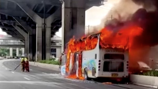 bus sekolah terbakar
