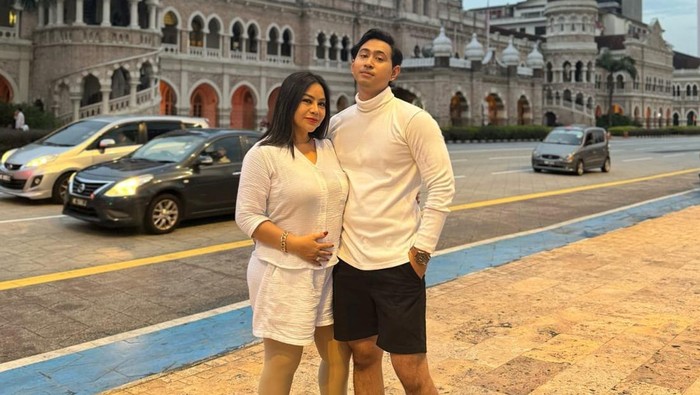 Kisah Cinta Edwin Bahari dan Anisa Bahar