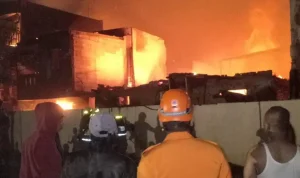 Sebanyak lima orang dilaporkan tewas dalam kebakaran hebat yang melanda pemukiman di Jalan Kali Anyar IV, Tambora, Jakarta Barat,